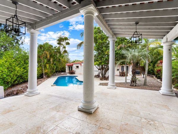 Two Bedroom Rentals Sleeps 6 with Pool in Siesta Key