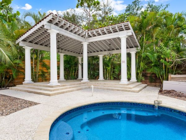Two Bedroom Rentals Sleeps 6 with Pool in Siesta Key