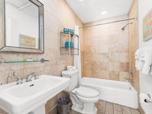 Two Bedroom Rentals Sleeps 6 with Pool in Siesta Key