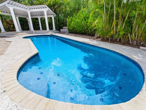 Two Bedroom Rentals Sleeps 6 with Pool in Siesta Key