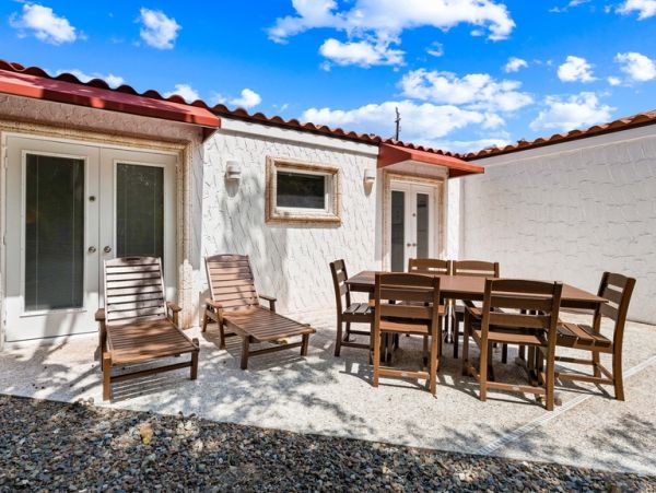 Two Bedroom Rentals Sleeps 6 with Pool in Siesta Key