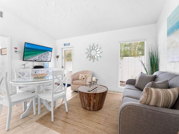 Two Bedroom Rentals Sleeps 6 with Pool in Siesta Key