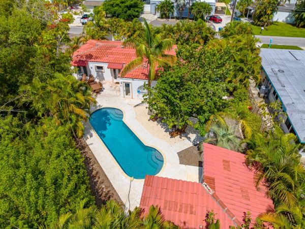 Two Bedroom Rentals Sleeps 6 with Pool in Siesta Key