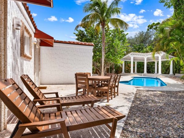 Two Bedroom Rentals Sleeps 6 with Pool in Siesta Key