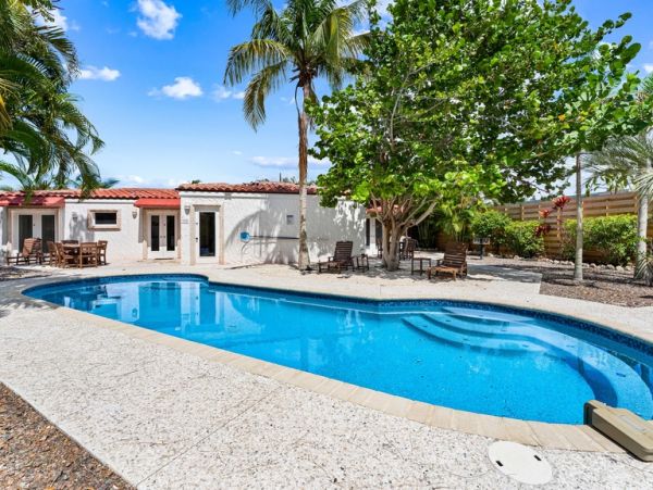 Two Bedroom Rentals Sleeps 6 with Pool in Siesta Key