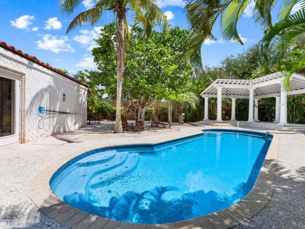 Two Bedroom Rentals Sleeps 6 with Pool in Siesta Key