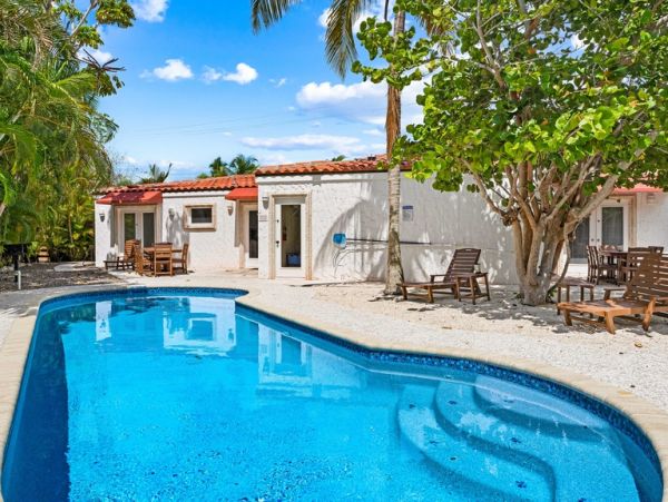 Two Bedroom Rentals Sleeps 6 with Pool in Siesta Key