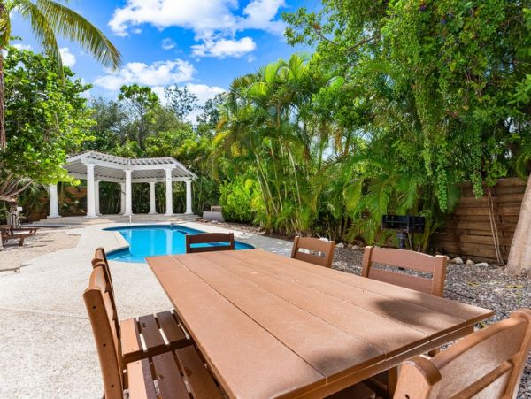 Two Bedroom Rentals Sleeps 6 with Pool in Siesta Key