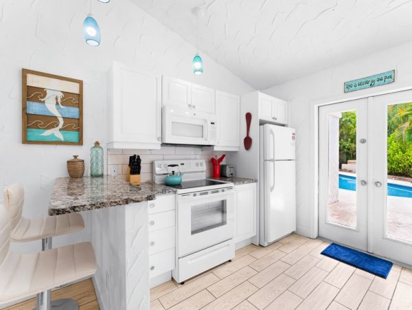 Two Bedroom Rentals Sleeps 6 with Pool in Siesta Key