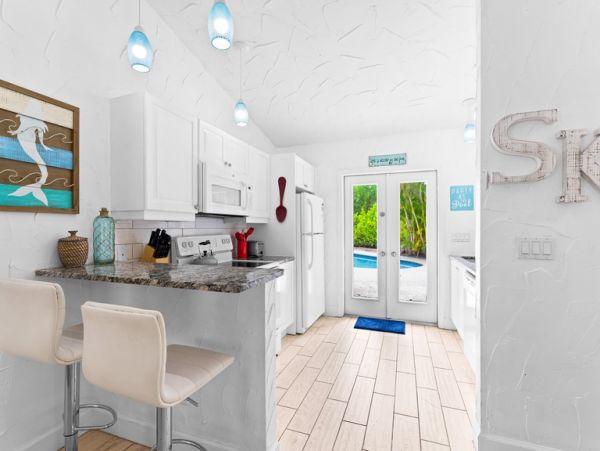 Two Bedroom Rentals Sleeps 6 with Pool in Siesta Key