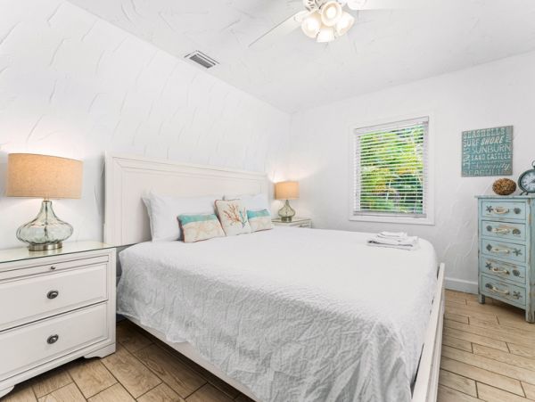 Two Bedroom Rentals Sleeps 6 with Pool in Siesta Key