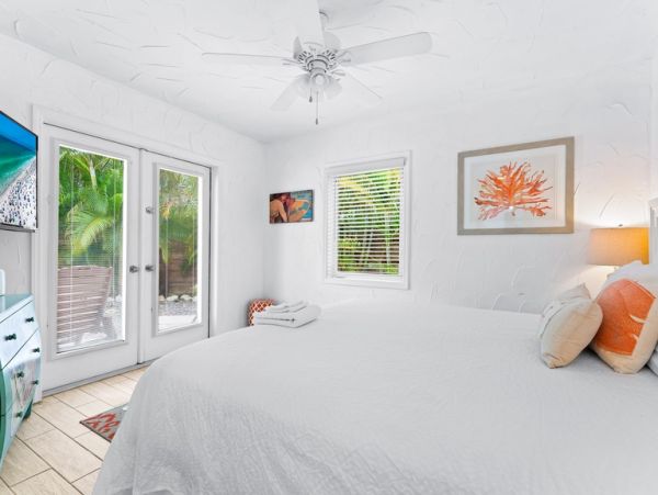 Two Bedroom Rentals Sleeps 6 with Pool in Siesta Key