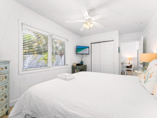 Two Bedroom Rentals Sleeps 6 with Pool in Siesta Key