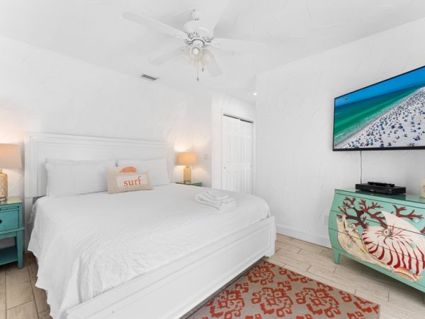 Two Bedroom Rentals Sleeps 6 with Pool in Siesta Key