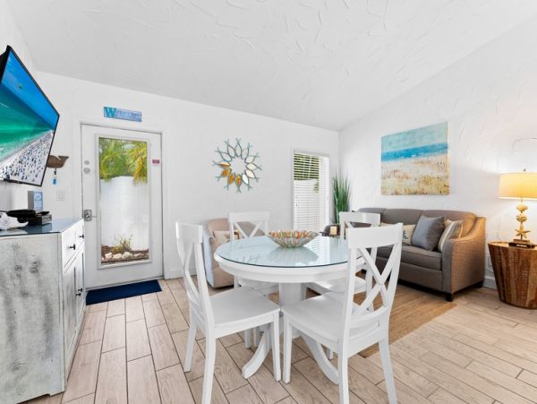 Two Bedroom Rentals Sleeps 6 with Pool in Siesta Key