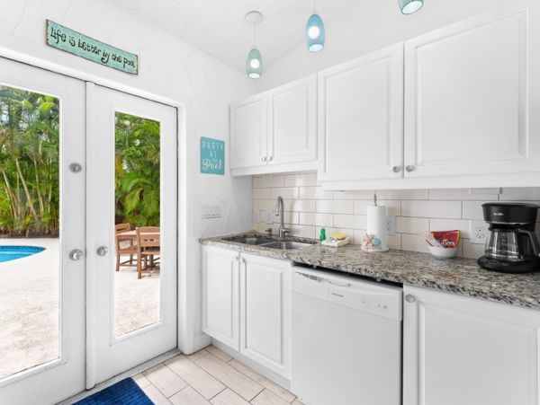 Two Bedroom Rentals Sleeps 6 with Pool in Siesta Key
