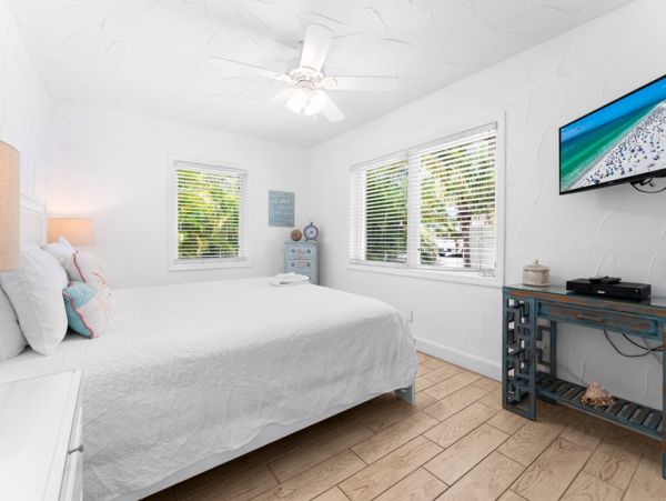 Two Bedroom Rentals Sleeps 6 with Pool in Siesta Key