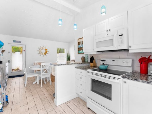 Two Bedroom Rentals Sleeps 6 with Pool in Siesta Key
