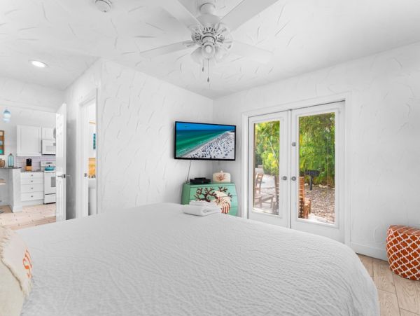 Two Bedroom Rentals Sleeps 6 with Pool in Siesta Key