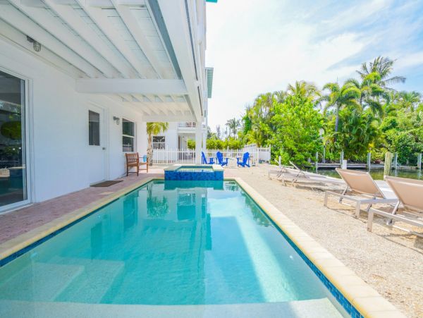 Anna Maria Luxury Four Bedroom Vacation Pool Home Sleeps 8