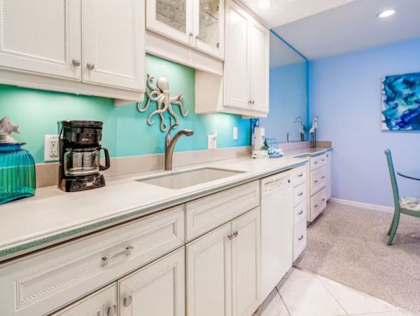 Beachfront Complex Resort - One Bedroom Condo Sleeps 4