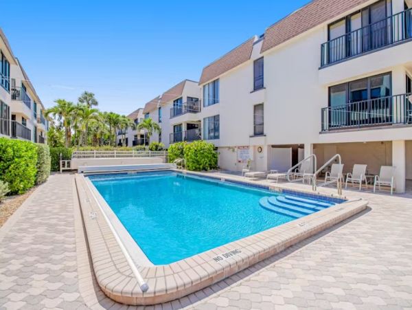 Beachfront Complex Resort - One Bedroom Condo Sleeps 4