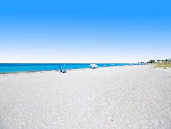 Beachfront Complex Resort - One Bedroom Condo Sleeps 4