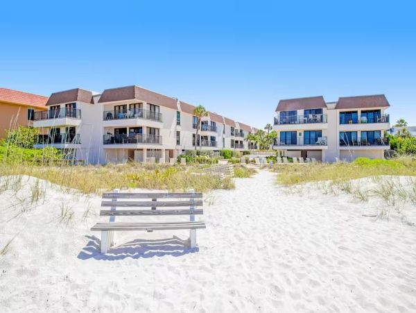 Beachfront Complex Resort - One Bedroom Condo Sleeps 4