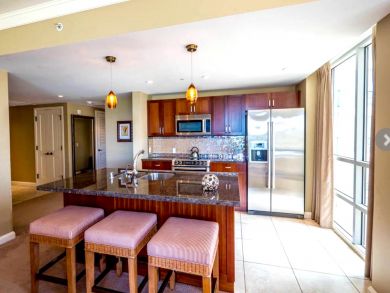 Kitchen with Breakfast Counter and Seating
