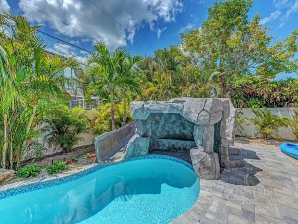 Four Bedroom Plus Bunk Room Vacation Home Sleeps 10