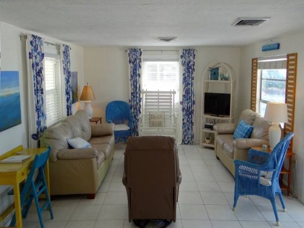 Holmes Beach Vacation Cottage With Pool Sleeps 6 Guests