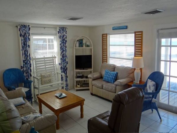Holmes Beach Vacation Cottage With Pool Sleeps 6 Guests