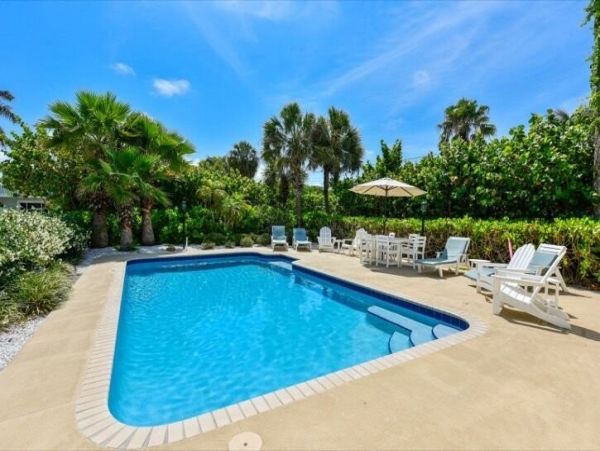Holmes Beach Vacation Cottage With Pool Sleeps 6 Guests