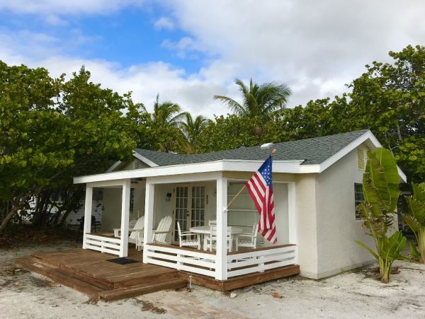 Holmes Beach Vacation Cottage With Pool Sleeps 6 Guests
