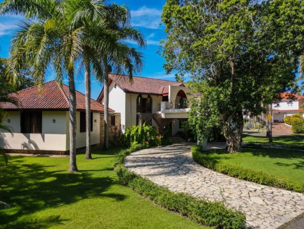 A Stunning Vacation Villa ! A Luxury Retreat