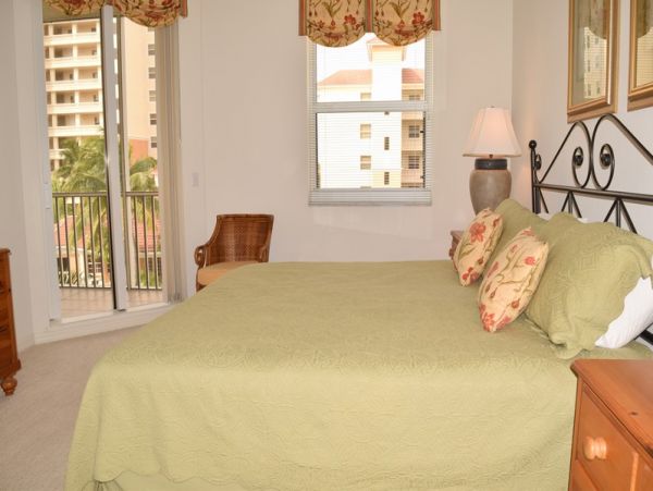 Naples 3 Bedroom Vacation Condo Sleeps 6 - Gated Entrance