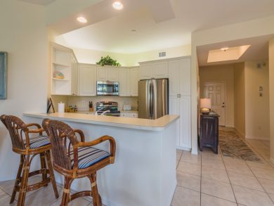 Equipped Kitchen with Breakfast Counter Seating Equipped Kitchen with Breakfast Counter Seating