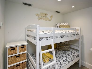 Charming Vacation Rental on Siesta Key. Call Today