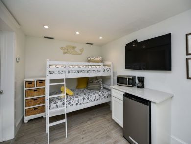 Charming Vacation Rental on Siesta Key. Call Today