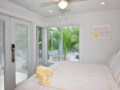 Charming Vacation Rental on Siesta Key. Call Today