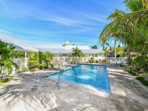 Siesta Key Walk to Beach One Bedroom Vacation Condo