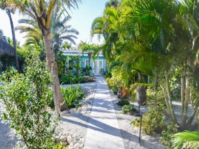 Siesta Key Vacation Suite Sleeps 4 - Short Walk to Beach