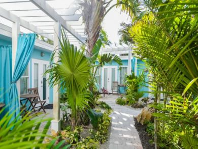 Siesta Key Vacation Suite Sleeps 4 - Short Walk to Beach