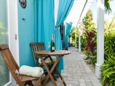 Siesta Key Vacation Suite Sleeps 4 - Short Walk to Beach