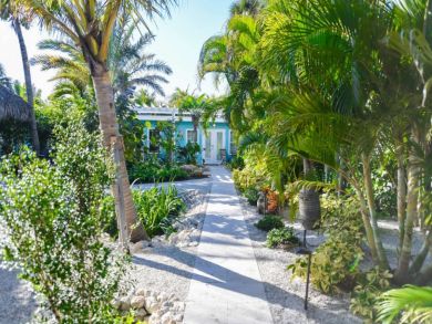 Charming Vacation Rental on Siesta Key. Call Today