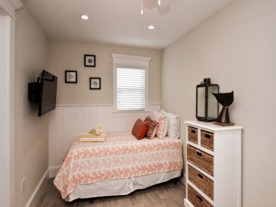 Charming Vacation Rental on Siesta Key. Call Today
