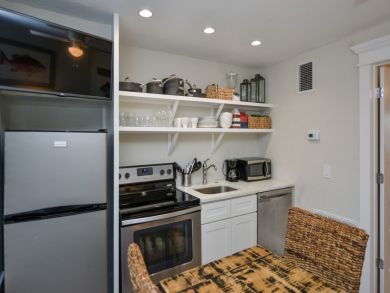 Charming Vacation Rental on Siesta Key. Call Today