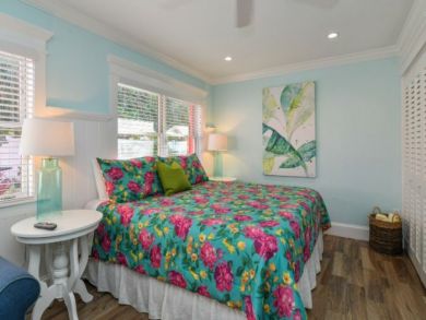 Charming Vacation Rental on Siesta Key. Call Today
