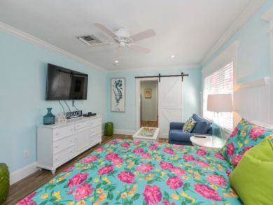 Charming Vacation Rental on Siesta Key. Call Today