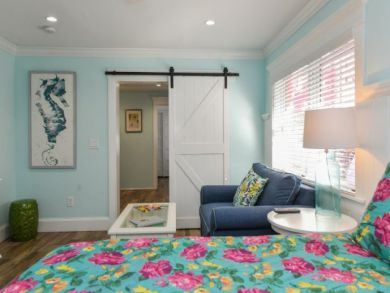 Charming Vacation Rental on Siesta Key. Call Today